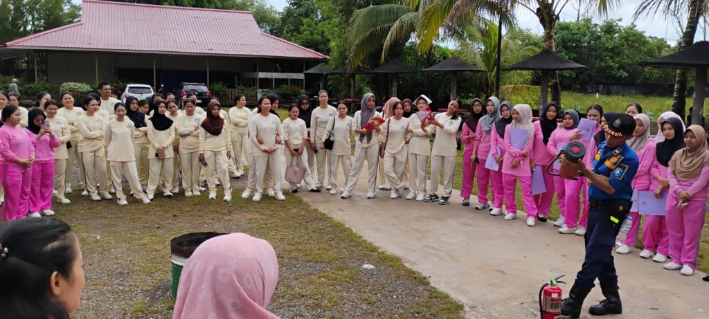 Pelatihan K3 STIKES Panca Bhakti saat simulasi penggunaan APAR