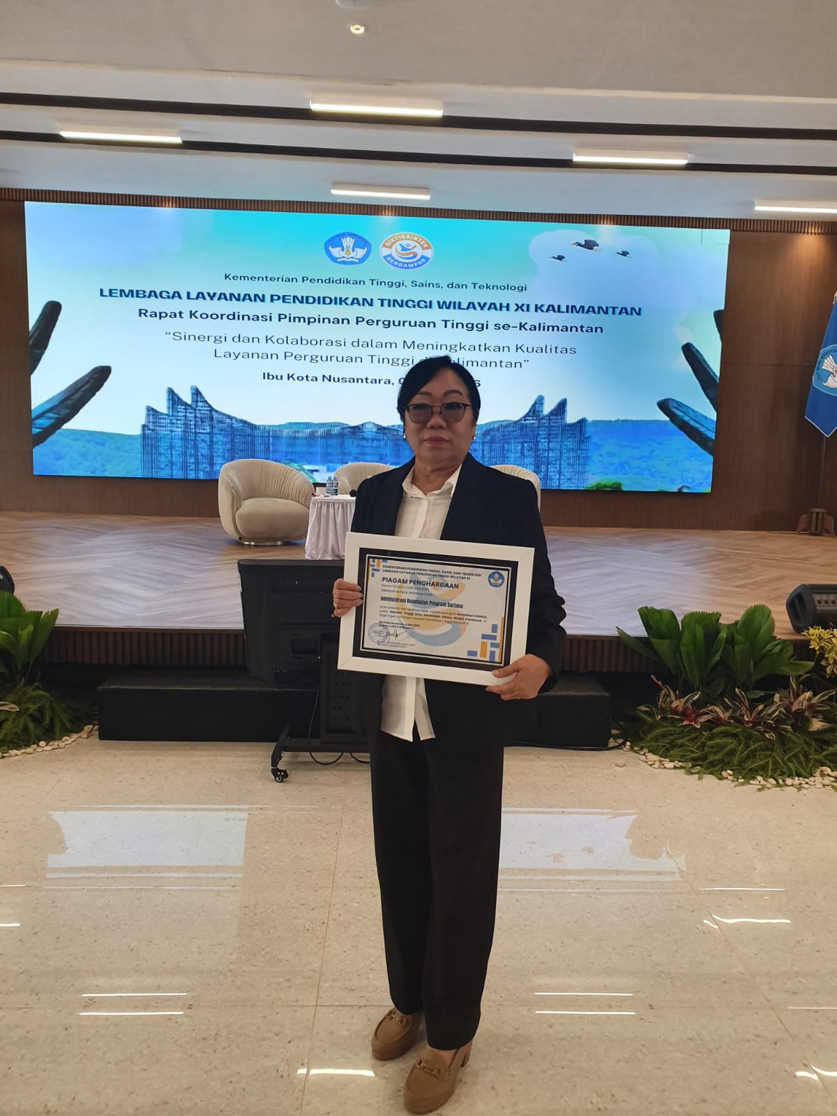 STIKES Panca Bhakti Pontianak Terima Piagam Penghargaan Akreditasi UNGGUL Program Studi Administrasi Kesehatan