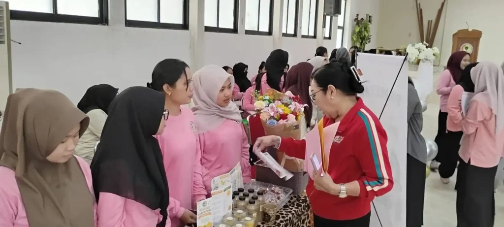 Mahasiswa Program Studi Gizi STIKES Panca Bhakti Pontianak mempresentasikan inovasi pangan lokal pada Pameran Gizi Piringku Masa Depanku.
