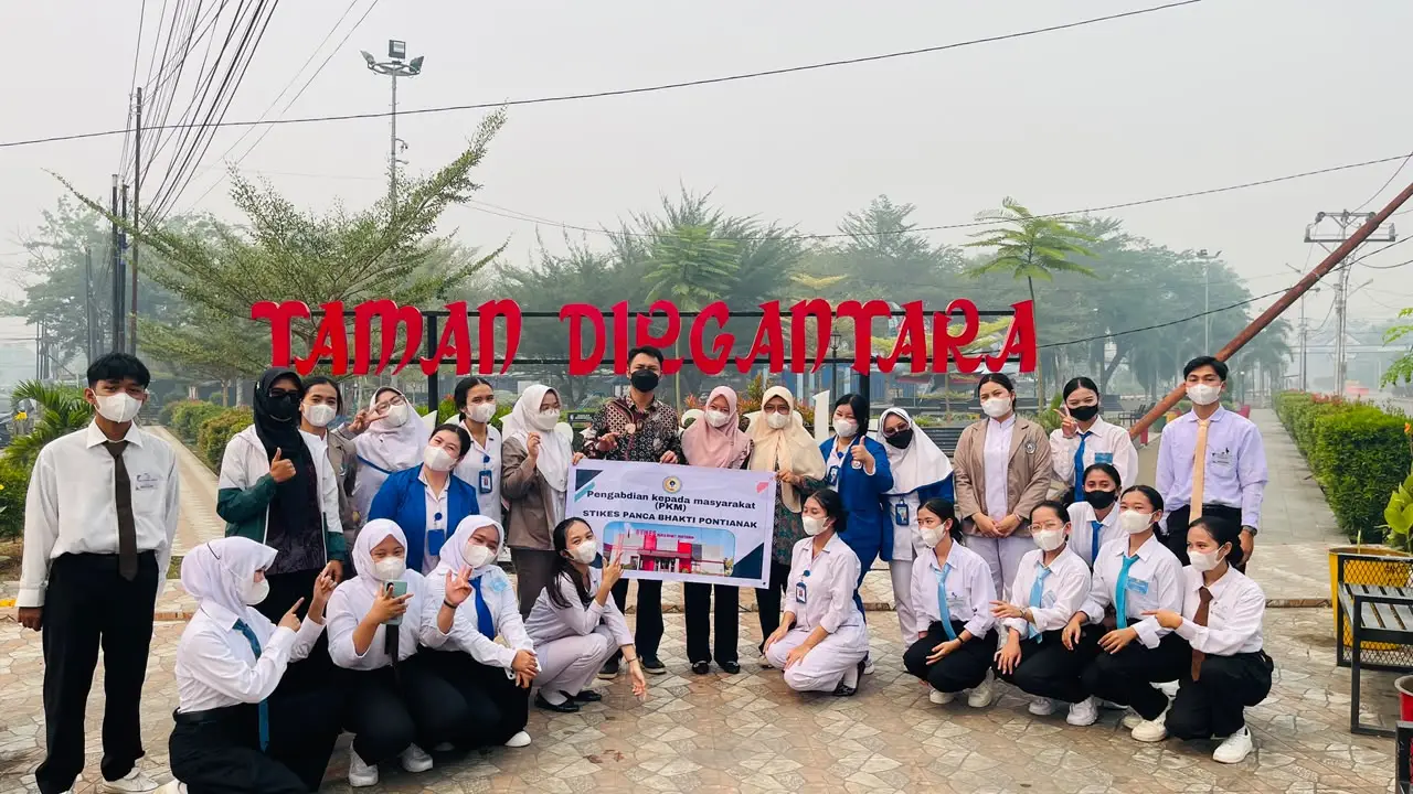 Wujud Nyata Tri Dharma: STIKES Panca Bhakti Pontianak Edukasi Warga Melalui Aksi Pembagian Masker Serentak